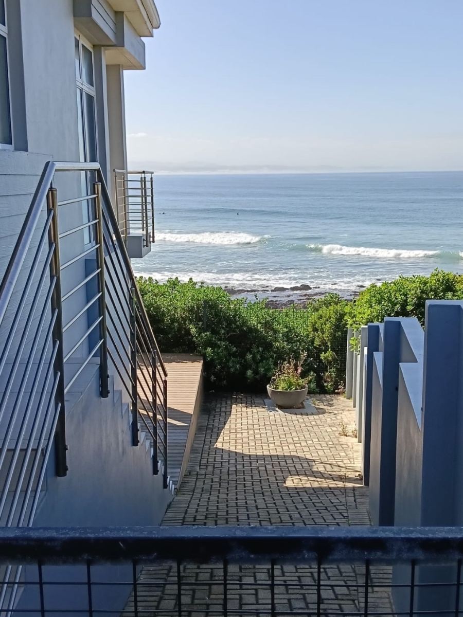 6 Bedroom Property for Sale in Wavecrest Eastern Cape